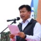 Sekretaris Daerah Kukar Dr. H. Sunggono membacakan sambutan Bupati Kukar Edi Damansyah dalam Penutupan Karya Bhakti dan Gerakan Nasional Ketahanan Pangan 2023 di Areal Persawahan Kelurahan Bukit Biru Kecamatan Tenggarong, Rabu (1/11/2023) siang. (Foto: Ist)