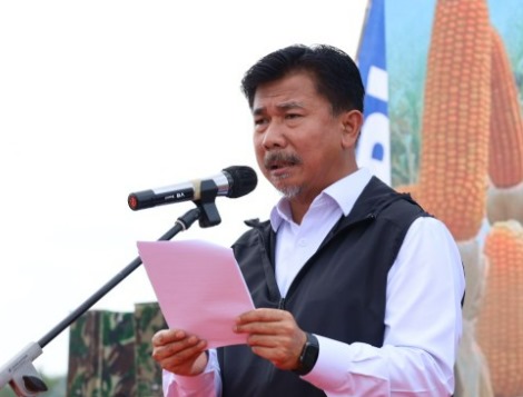 Sekretaris Daerah Kukar Dr. H. Sunggono membacakan sambutan Bupati Kukar Edi Damansyah dalam Penutupan Karya Bhakti dan Gerakan Nasional Ketahanan Pangan 2023 di Areal Persawahan Kelurahan Bukit Biru Kecamatan Tenggarong, Rabu (1/11/2023) siang. (Foto: Ist)