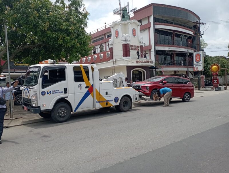 Dishub Samarinda lakukan penertiban kendaraan parkir di bahu jalan. (Foto: Ist)