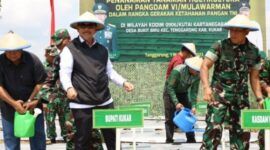 Sekda Kukar Sunggono menghadiri kegiatan Penutupan Karya Bhakti dan Gerakan Nasional Ketahanan Pangan 2023 di Areal Persawahan Kelurahan Bukit Biru Kecamatan Tenggarong, Rabu (1/11/2023) siang. (Foto: Ist)