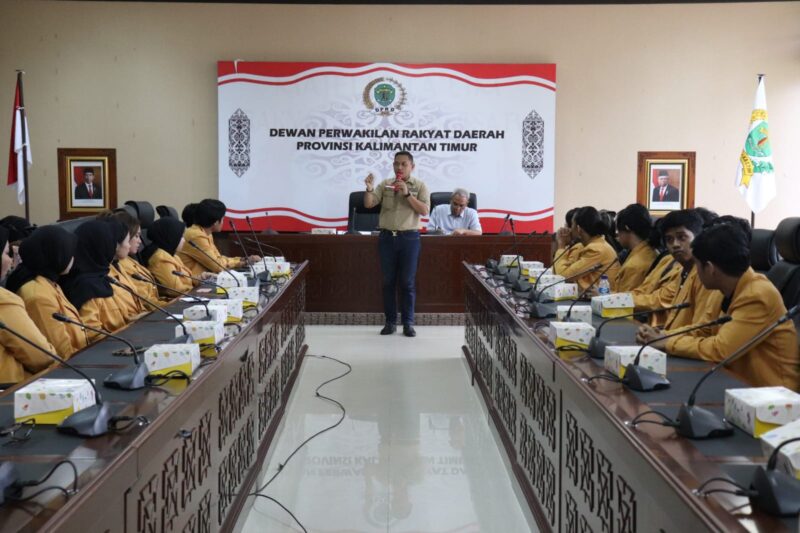 Wakil Ketua DPRD Kaltim, Seno Aji saat memberikan Kuliah Umum kepada Mahasiswa Universitas Mulawarman Fakultas Ilmu Sosial dan Ilmu Politik, Program Studi Ilmu Pemerintahan. (Foto: Ist)