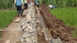 Suasana pembanguna jaringan irigasi pertanian. (Foto: Ist)