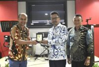 Ketua Komisi I DPRD Kaltim, Baharuddin Demmu (tengah), saat memberikan cinderamata kepada Dekan Fakultas Hukum (FH) Unmul. (Foto: Ist)