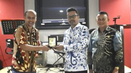 Ketua Komisi I DPRD Kaltim, Baharuddin Demmu (tengah), saat memberikan cinderamata kepada Dekan Fakultas Hukum (FH) Unmul. (Foto: Ist)