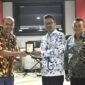 Ketua Komisi I DPRD Kaltim, Baharuddin Demmu (tengah), saat memberikan cinderamata kepada Dekan Fakultas Hukum (FH) Unmul. (Foto: Ist)