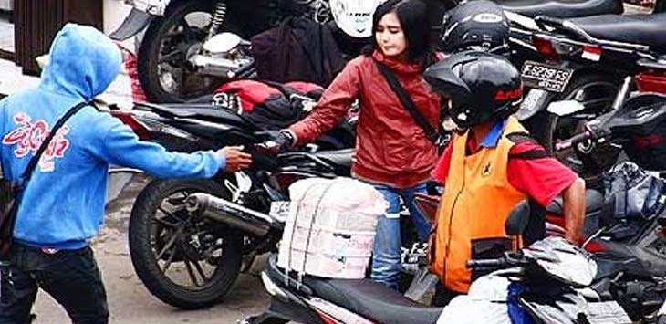 Ilustrasi Jukir liar melakukan pemalakan. (Foto: Ist)