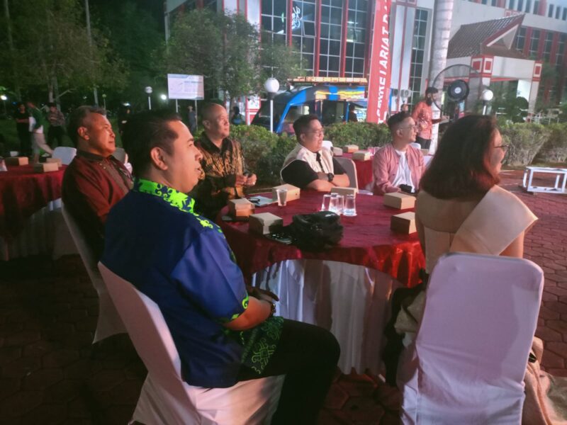 Kadispar Kukar, Slamet Hadiraharjo duduk bersebelah dengan Wakil Bupati Kukar, Rendi Solihin beserta tamu undangan yang lain. (Foto: Ist)