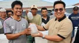 Suasana Wakil Bupati Kukar, Rendi Solihin. Saat menyakurkan bantuan kepada nelayan yang berlangsung di kawasan Pelabuhan Toko 5. (Foto: Ist)
