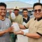 Suasana Wakil Bupati Kukar, Rendi Solihin. Saat menyakurkan bantuan kepada nelayan yang berlangsung di kawasan Pelabuhan Toko 5. (Foto: Ist)