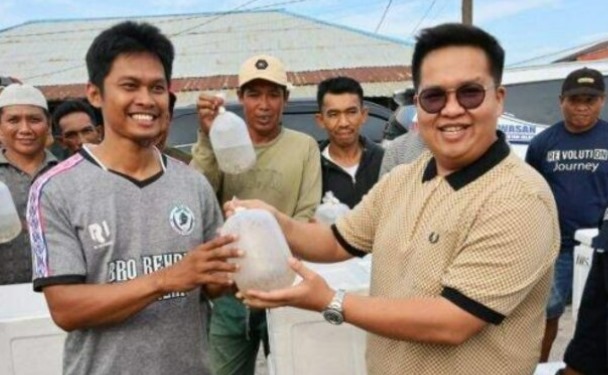 Suasana Wakil Bupati Kukar, Rendi Solihin. Saat menyakurkan bantuan kepada nelayan yang berlangsung di kawasan Pelabuhan Toko 5. (Foto: Ist)