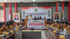 Wakil Ketua Komisi IV DPRD Kaltim, Puji Setyowati, dan Anggota Komisi IV DPRD Kaltim, Fitri Maisyaroh, menyambut kunjungan ratusan pelajar MTS Negeri Samarinda. (Foto: Ist)