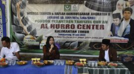 Ketua Pansus pembahas Ranperda Fasilitasi Penyelenggaraan Pendidikan Pondok Pesantren, Mimi Meriami BR Pane (tengah) saat berkunjung ke pesantren yang ada di Kabupaten Kutai Kartanegara (Kukar). (Foto: Ist)