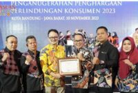 Wakil Wali Kota Samarinda, Rusmadi Wongso, saat menerima penghargaan prestasi tersebut dalam acara Penganugerahan Penghargaan Perlindungan Konsumen Kementerian RI 2023. (Foto: Ist)