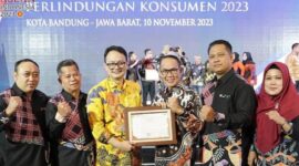 Wakil Wali Kota Samarinda, Rusmadi Wongso, saat menerima penghargaan prestasi tersebut dalam acara Penganugerahan Penghargaan Perlindungan Konsumen Kementerian RI 2023. (Foto: Ist)