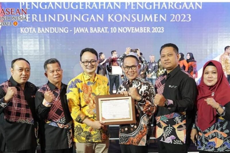 Wakil Wali Kota Samarinda, Rusmadi Wongso, saat menerima penghargaan prestasi tersebut dalam acara Penganugerahan Penghargaan Perlindungan Konsumen Kementerian RI 2023. (Foto: Ist)