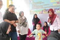 Wakil Bupati Kukar Rendi Solihin memantau pengecekan kesehatan anak dan ibu di Kecamatan Samboja. (Foto: Ist)