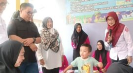 Wakil Bupati Kukar Rendi Solihin memantau pengecekan kesehatan anak dan ibu di Kecamatan Samboja. (Foto: Ist)