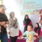 Wakil Bupati Kukar Rendi Solihin memantau pengecekan kesehatan anak dan ibu di Kecamatan Samboja. (Foto: Ist)