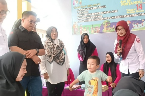 Wakil Bupati Kukar Rendi Solihin memantau pengecekan kesehatan anak dan ibu di Kecamatan Samboja. (Foto: Ist)