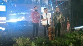 Ketua Adwindo Kukar, Catur Sefti Nanda Palinggi (batik merah), Wakil Bupati Kukar, Rendi Solihin (tengah) dan Kepala Dispar Kukar, Slamet Hadiraharjo (batik cokelat). (Foto: Ist)