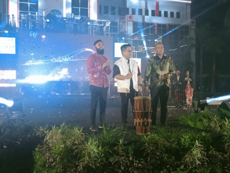 Ketua Adwindo Kukar, Catur Sefti Nanda Palinggi (batik merah), Wakil Bupati Kukar, Rendi Solihin (tengah) dan Kepala Dispar Kukar, Slamet Hadiraharjo (batik cokelat). (Foto: Ist)