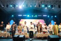 Wakil Ketua DPRD Kaltim, Sigit Wibowo (dua dari kiri), saat menghadiri kegiatan Kaltim Bershalawat ke-XI garapan Bank Kaltimtara di Stadion Gelora Kadrie Oening Samarinda. (Foto: Ist)