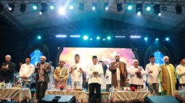 Wakil Ketua DPRD Kaltim, Sigit Wibowo (dua dari kiri), saat menghadiri kegiatan Kaltim Bershalawat ke-XI garapan Bank Kaltimtara di Stadion Gelora Kadrie Oening Samarinda. (Foto: Ist)
