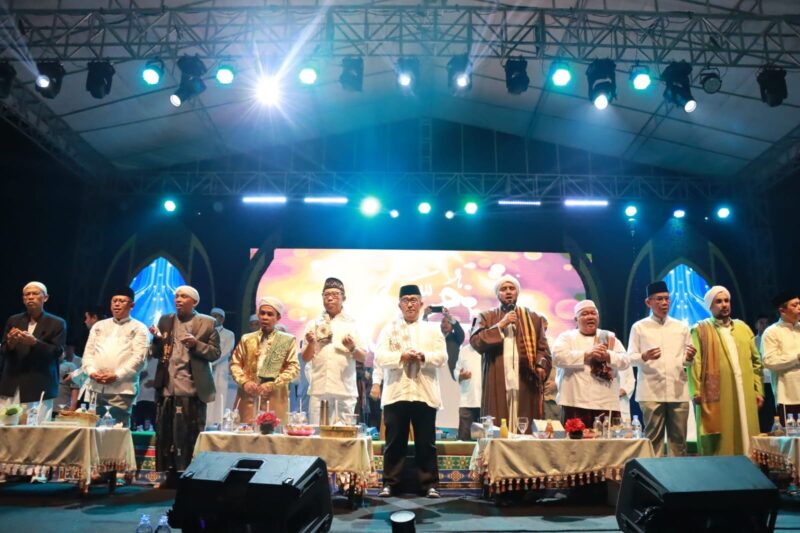 Wakil Ketua DPRD Kaltim, Sigit Wibowo (dua dari kiri), saat menghadiri kegiatan Kaltim Bershalawat ke-XI garapan Bank Kaltimtara di Stadion Gelora Kadrie Oening Samarinda. (Foto: Ist)