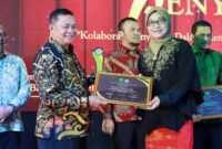 Anggota Komisi I DPRD Kaltim, Jahidin (kiri), saat menghadiri Malam Anugerah Penyiaran KPID Kaltim 2023, dan menerima pengharagaan sebagai mitra strategis KPID Kaltim. (Foto: Ist)