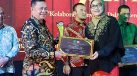 Anggota Komisi I DPRD Kaltim, Jahidin (kiri), saat menghadiri Malam Anugerah Penyiaran KPID Kaltim 2023, dan menerima pengharagaan sebagai mitra strategis KPID Kaltim. (Foto: Ist)