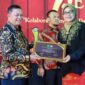 Anggota Komisi I DPRD Kaltim, Jahidin (kiri), saat menghadiri Malam Anugerah Penyiaran KPID Kaltim 2023, dan menerima pengharagaan sebagai mitra strategis KPID Kaltim. (Foto: Ist)