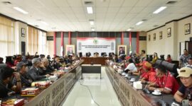 RDP Komisi I DPRD Kaltim untuk memediasi persoalan konflik kelompok tani di Kabupaten Berau dengan PT. Berau Coal. (Foto: Ist)