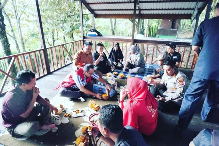Suasana keramaian pengunjung di Desa Wisata Buah Elai. (Foto: Ist)