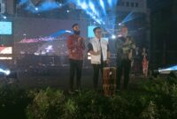 Ketua Adwindo Kukar, Catur Sefti Nanda Palinggi mengenakan baju batik bernuansa merah (kiri). (Foto: Ist)