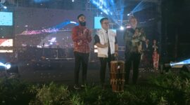 Ketua Adwindo Kukar, Catur Sefti Nanda Palinggi mengenakan baju batik bernuansa merah (kiri). (Foto: Ist)
