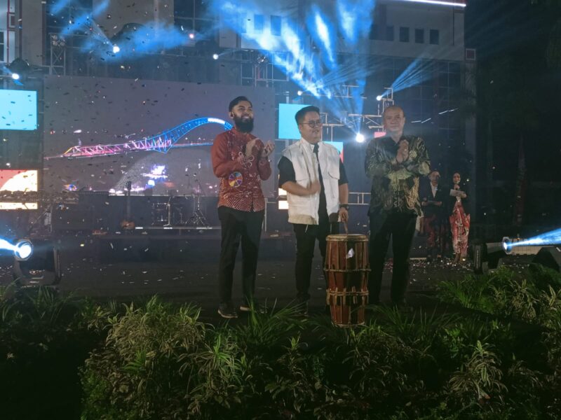 Ketua Adwindo Kukar, Catur Sefti Nanda Palinggi mengenakan baju batik bernuansa merah (kiri). (Foto: Ist)