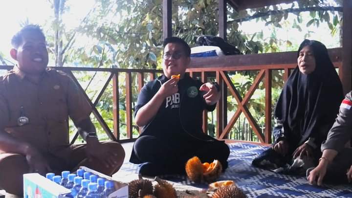 Wakil Bupati Kukar, Rendi Solihin saat berkunjung ke lokasi Agrowisata Dewi Belai di Desa Batuah, Loa Janan. (Foto: Ist)