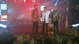 Catur Sefti Nanda Palinggi (batik merah), Ketua Adwindo Kukar. (Foto: Ist)