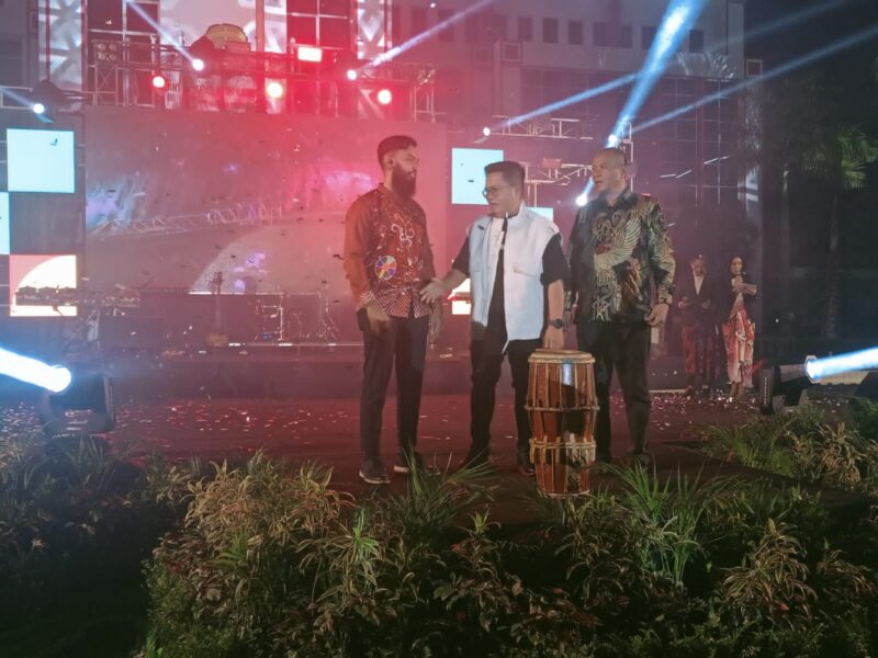 Catur Sefti Nanda Palinggi (batik merah), Ketua Adwindo Kukar. (Foto: Ist)