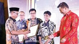 Sekkab Kukar, Sunggono saat menerima penghargaan dari Universitas Mulawarman. (Foto: Ist)