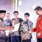 Sekkab Kukar, Sunggono saat menerima penghargaan dari Universitas Mulawarman. (Foto: Ist)