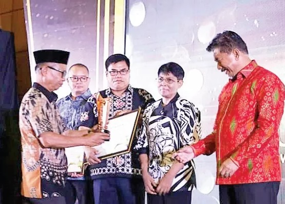 Sekkab Kukar, Sunggono saat menerima penghargaan dari Universitas Mulawarman. (Foto: Ist)