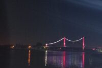 Pemasangan lampu tematik pada jembatan penyebrangan pulau kumala. (Foto: Ist)