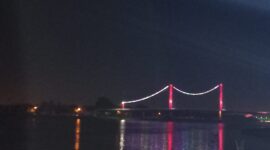 Pemasangan lampu tematik pada jembatan penyebrangan pulau kumala. (Foto: Ist)