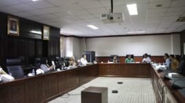 Anggota Komisi IV DPRD Kaltim, Rusman Yaqub menerima kunjungan kerja Pansus Raperda DPRD Kutim untuk membahas pengarusutamaan gender (PUG). (Foto: Ist)