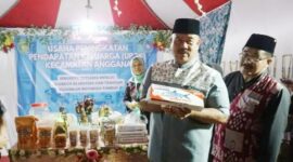 Bupati Kukar, Edi Damansyah, saat mengunjungi stand pameran usaha di HKG Ke-51. (Foto: Ist)