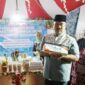 Bupati Kukar, Edi Damansyah, saat mengunjungi stand pameran usaha di HKG Ke-51. (Foto: Ist)