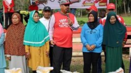 Suasana penyaluran bantuan pangan di Kelurahan Bukit Biru, yang dilakukan langsung oleh Bupati Kukar, Edi Damansyah. (Foto: Ist)
