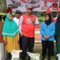 Suasana penyaluran bantuan pangan di Kelurahan Bukit Biru, yang dilakukan langsung oleh Bupati Kukar, Edi Damansyah. (Foto: Ist)