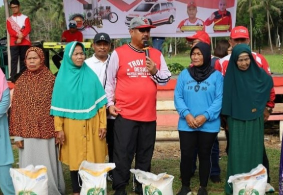 Suasana penyaluran bantuan pangan di Kelurahan Bukit Biru, yang dilakukan langsung oleh Bupati Kukar, Edi Damansyah. (Foto: Ist)
